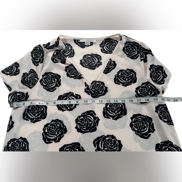 C&E Women's White Black Floral V-Neck Short Sleeve Pullover Blouse Large - Picture 3 of 4